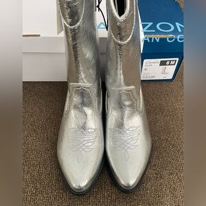 NWT Women's Arizona Silver Maybrook Cowboy Boots - Size 6